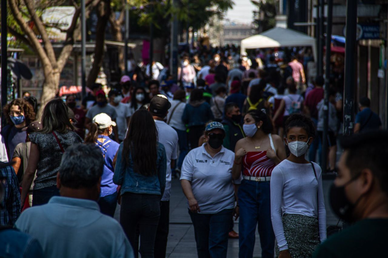 Cientos de personas aprovechan el cambio de rojo a semáforo naranja epidémico para asistir a Centro histórico