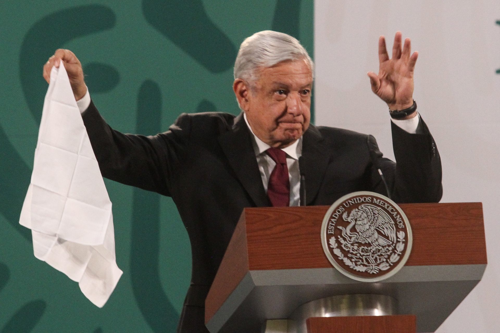 AMLO pañuelo blanco