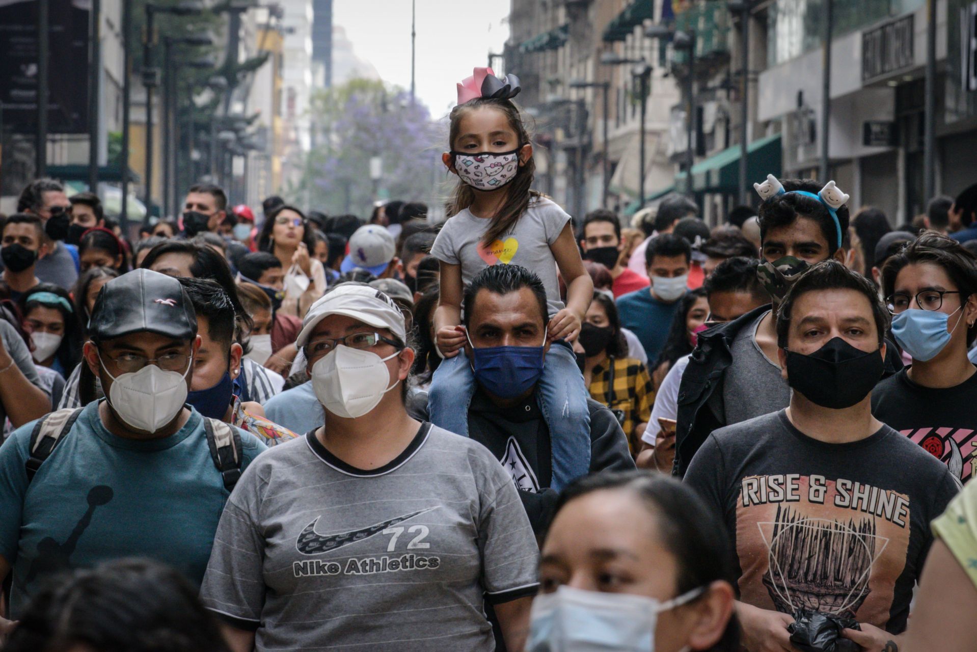 El gobierno capitalino anunció un repunte en casos de Covid-19, sobre todo, en personas de entre 30 a 40 años.