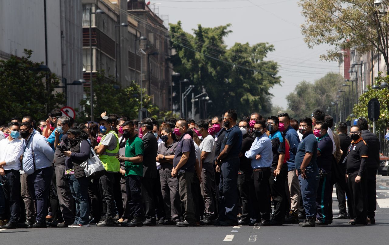 Durante el macrosimulacro de este lunes, una mujer cayó de un sexto piso y perdió la vida en la Ciudad de México. 