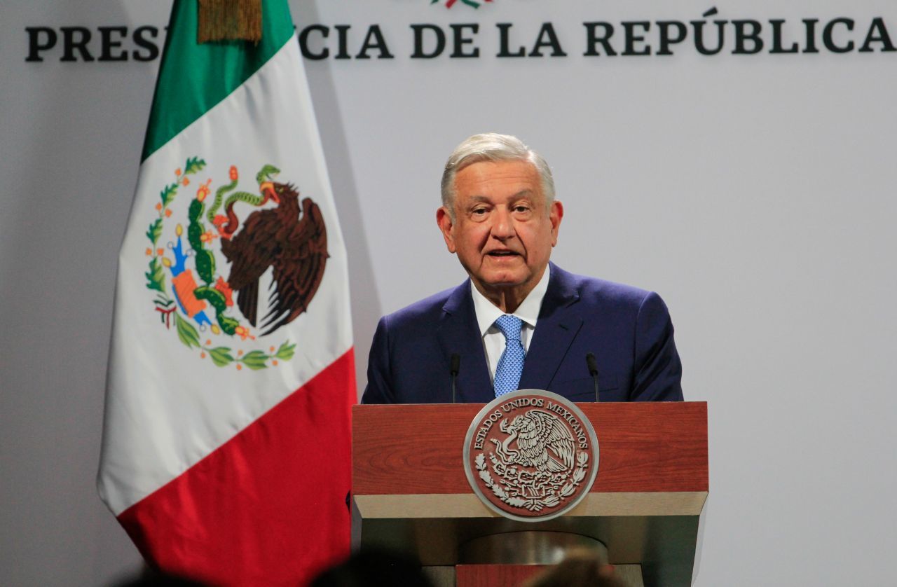 Luego de anunciar que este año sí daría su tercer informe de Gobierno en el Zócalo de la Ciudad de México, el presidente Andrés Manuel López Obrador pidió a los asistentes usar cubrebocas.