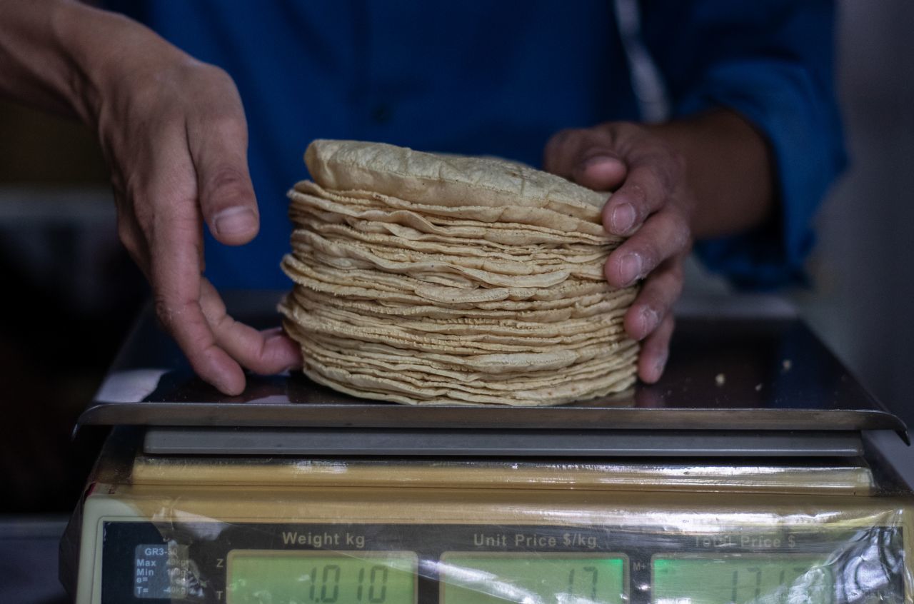 El precio de la tortilla, alimento que no falta en los hogares mexicanos, no para de aumentar.