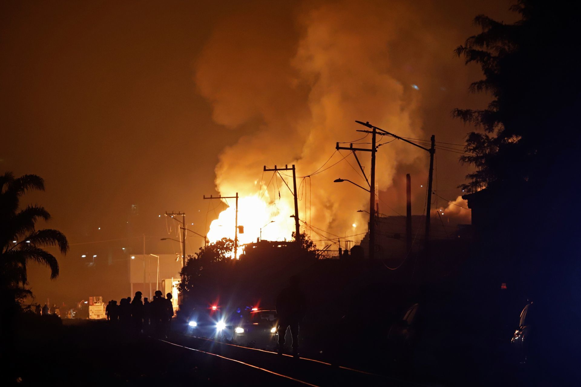 Tras la muerte de una persona y más de 17 heridos tras la explosión de un ducto de Pemex en San Pablo Xochimehuacán, el Gobierno de Puebla decretó dos días de luto.