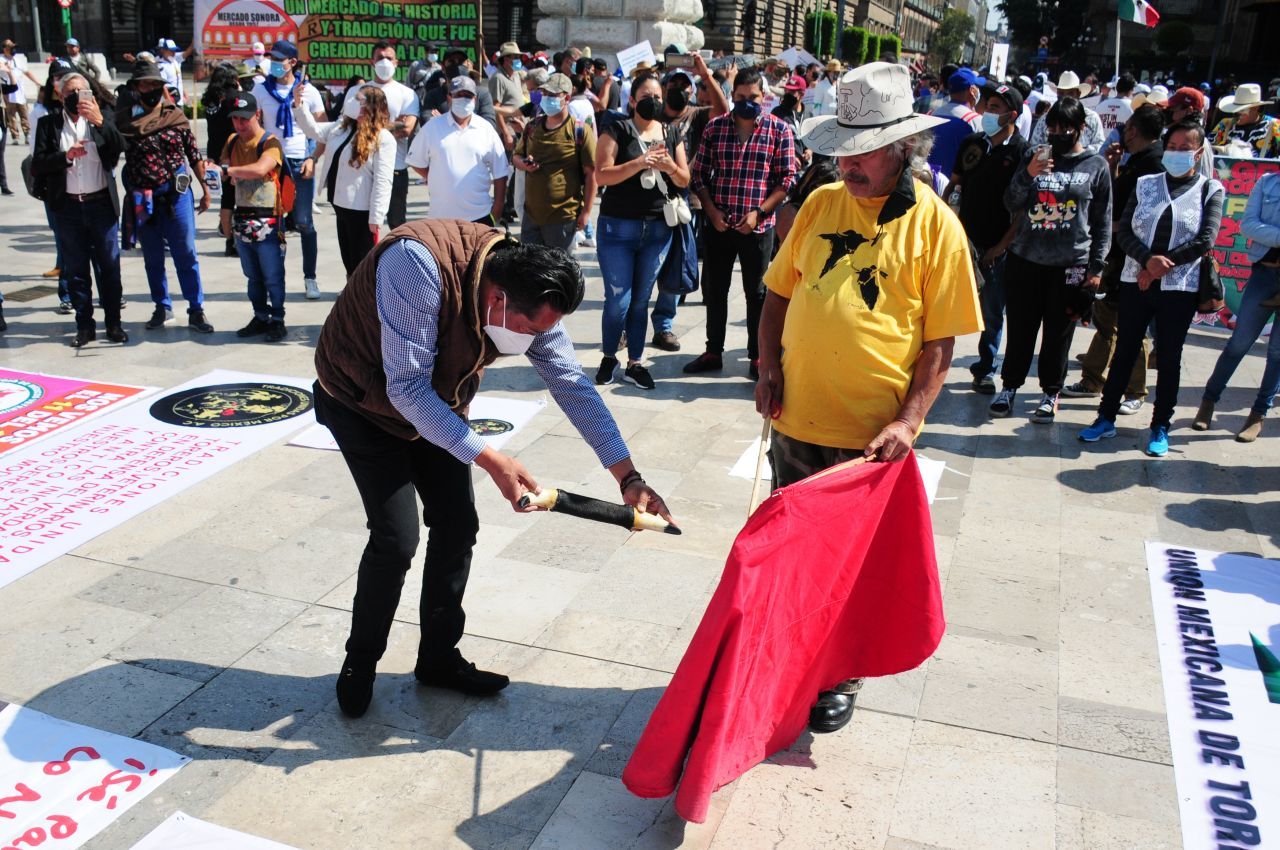 La Comisión de Bienestar Animal del Congreso de la Ciudad de México retiró el dictamen aprobado esta semana para prohibir las corridas de toros.