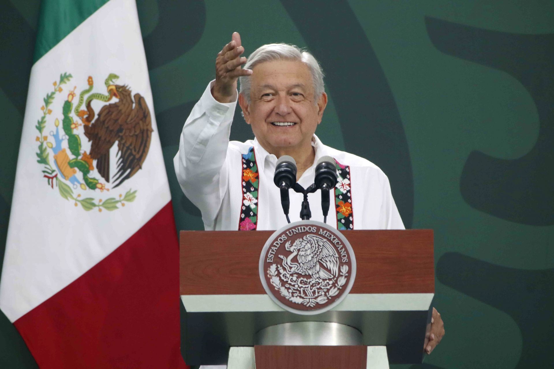 El presidente Andrés Manuel López Obrador aseguró que son ‘chicanadas’ y ‘tácticas dilatorias’ las del Instituto Nacional Electoral (INE) que buscaría posponer las actividades de la revocación de mandato.