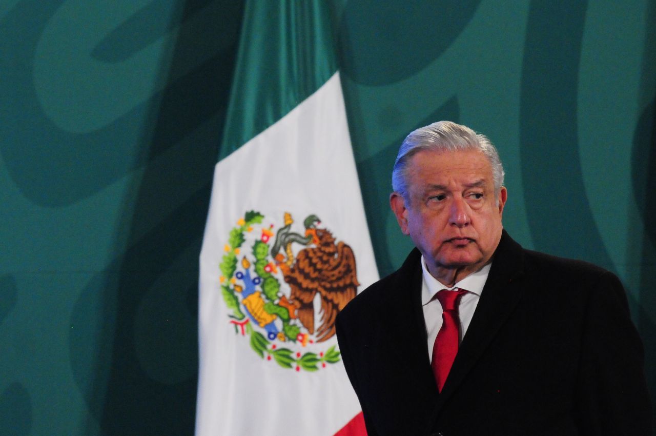 El presidente López Obrador aseguró que la decisión del INE de posponer tel proceso de revocación de mandato es una actitud antidemocrática.