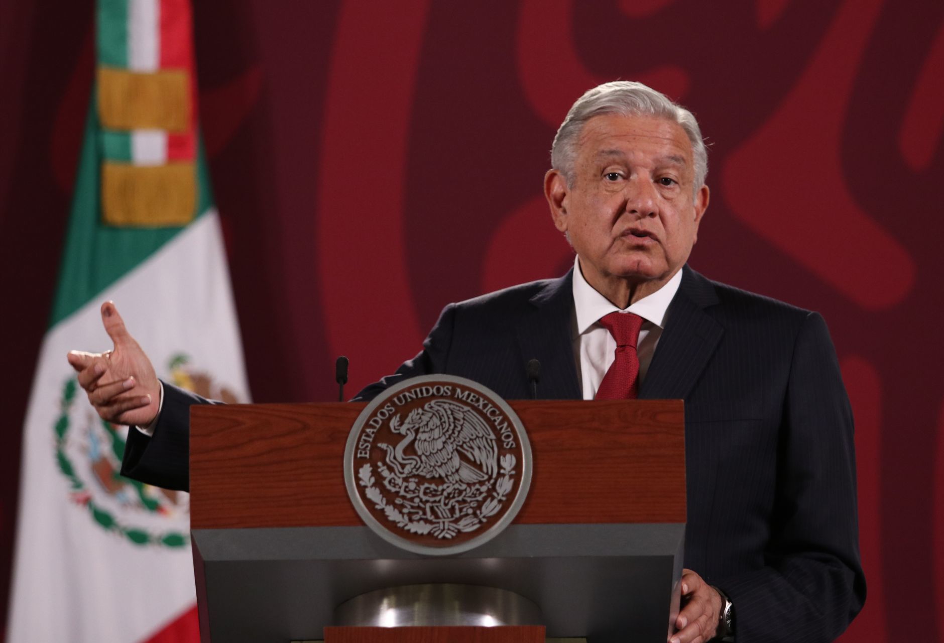 El presidente Andrés Manuel López Obrador pidió a los diputados de oposición rebelarse y apoyar su reforma eléctrica.