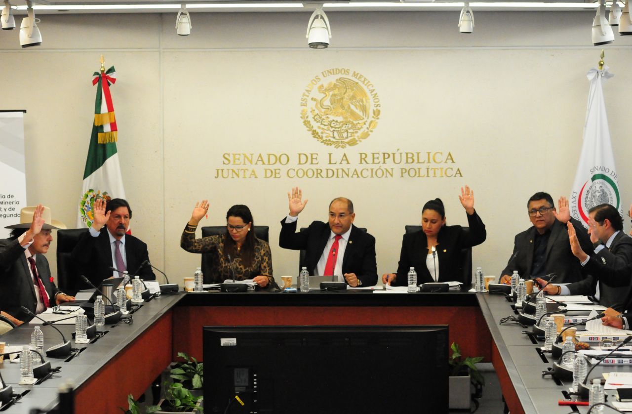 Las comisiones unidas de Minería y Desarrollo Regional, y de Estudios Legislativos Segunda en el Senado avalaron el proyecto de dictamen de la iniciativa a Ley Minera que envió el presidente