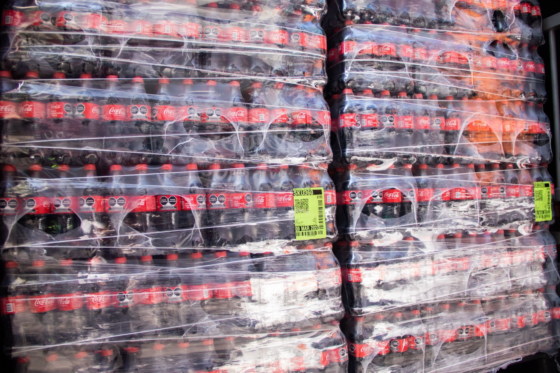 Alrededor de 2 mil 340 litros de Coca-cola pirata fueron descubiertos por la Fiscalía capitalina en Iztapalapa.