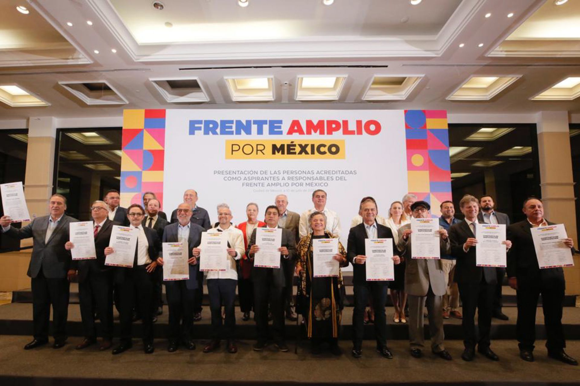 Luego de que se registraran 33 aspirantes a la candidatura presidencial para el Frente Amplio por México, se eligió solo a 13 para continuar con el proceso.