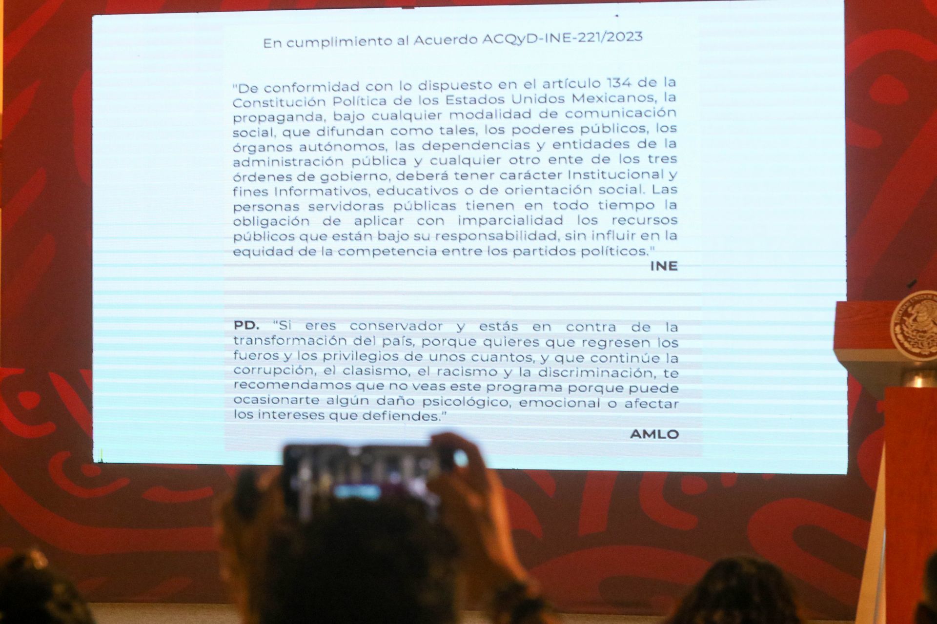 El presidente Andrés Manuel López Obrador acató la medida cautelar del INE de poner cortinillas al inicio de sus mañaneras.