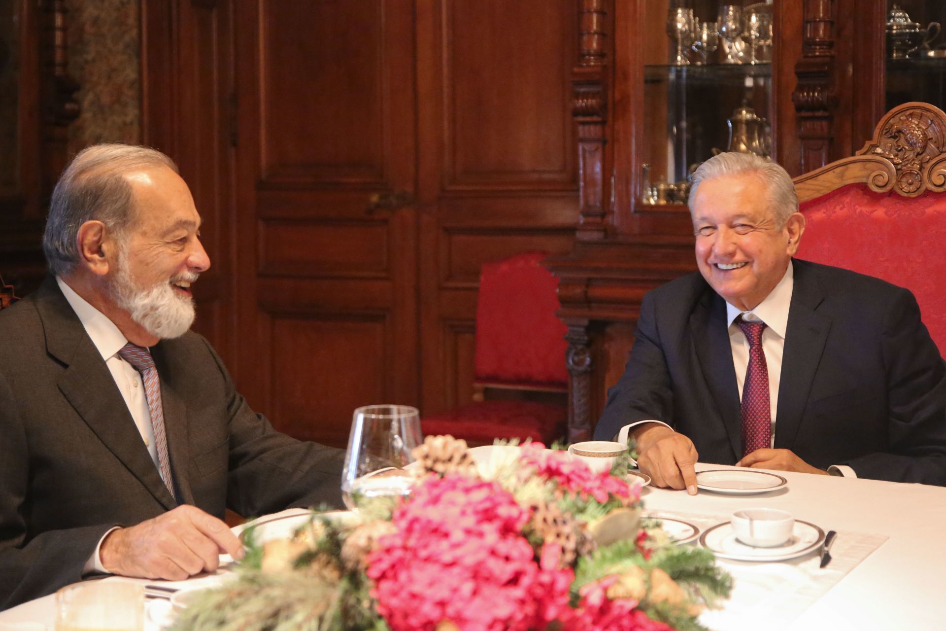 El empresario Carlos Slim Helú llegó esta tarde a Palacio Nacional para una reunión con el presidente Andrés Manuel López Obrador.
