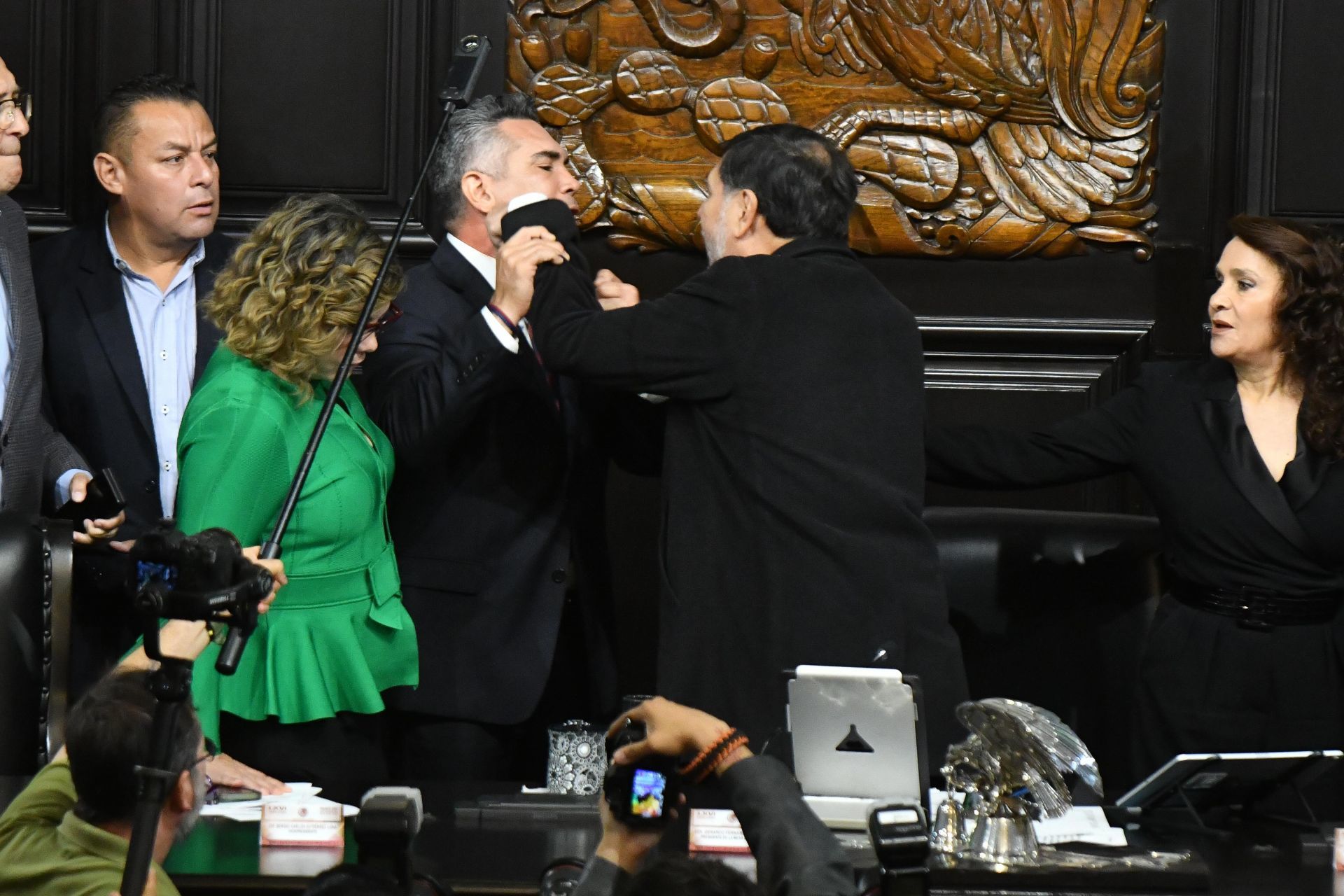 Durante cierre de actividades en el Senado, los senadores Alejandro Moreno y Gerardo Fernández se enfrentaron a empujones y golpes