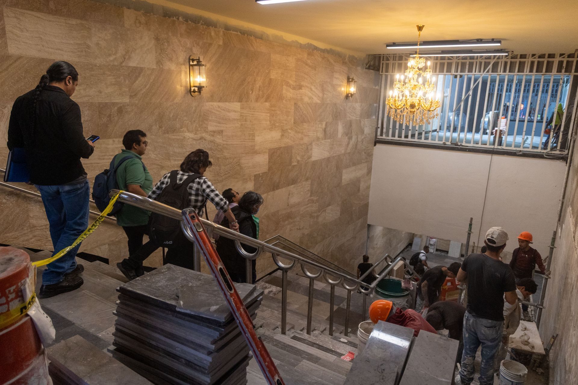 Adrián Rubalcava, director general del Sistema de Transporte Colectivo (STC) Metro, reveló el costo individual de los cuatro candelabros que se colocaron en remodelación de la estación Hidalgo