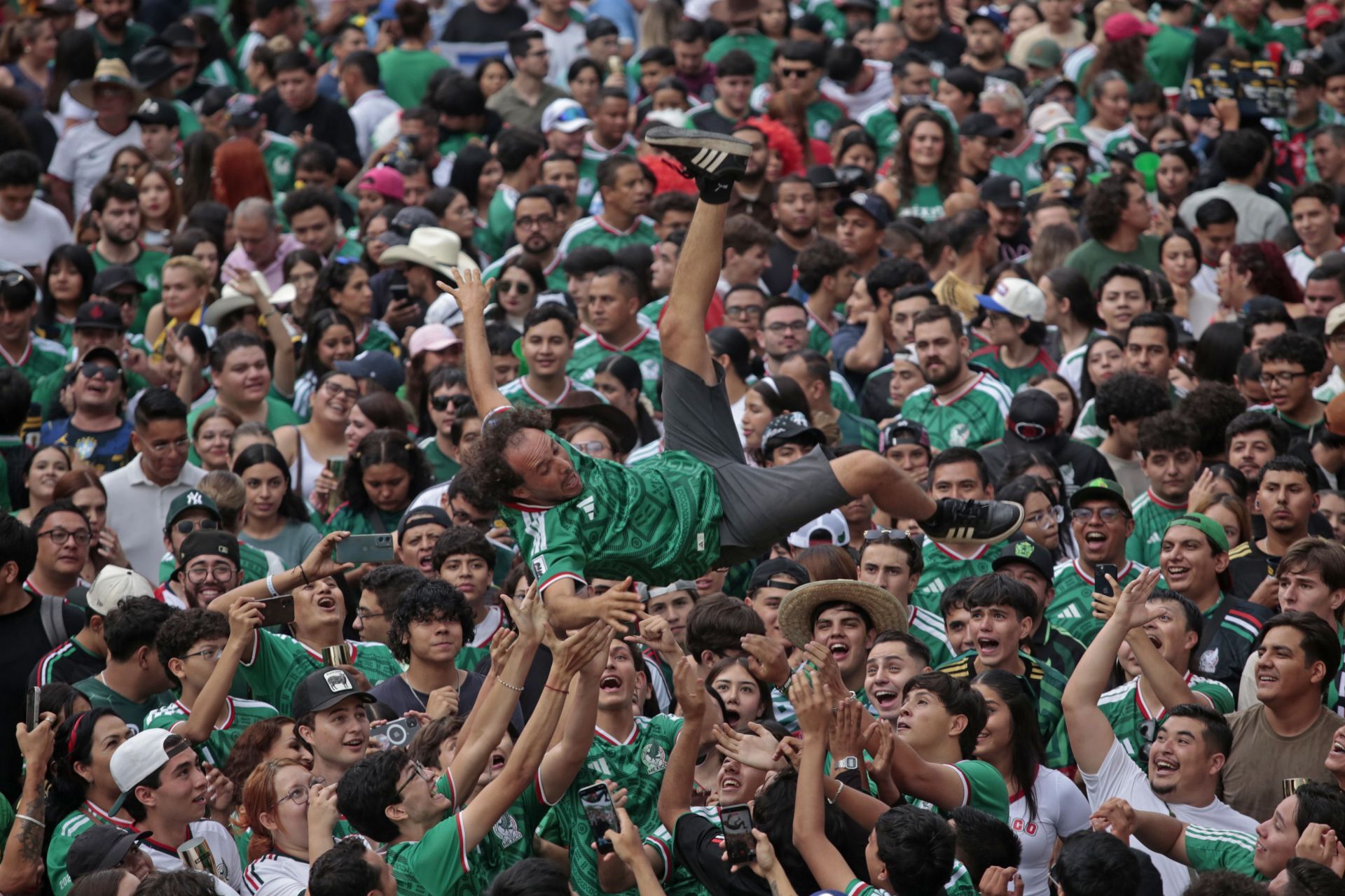 La presidenta pidió a los mexicanos festejar con responsabilidad, en tanto, ya hay una denuncia por negligencia en contra de Clara Brugada.