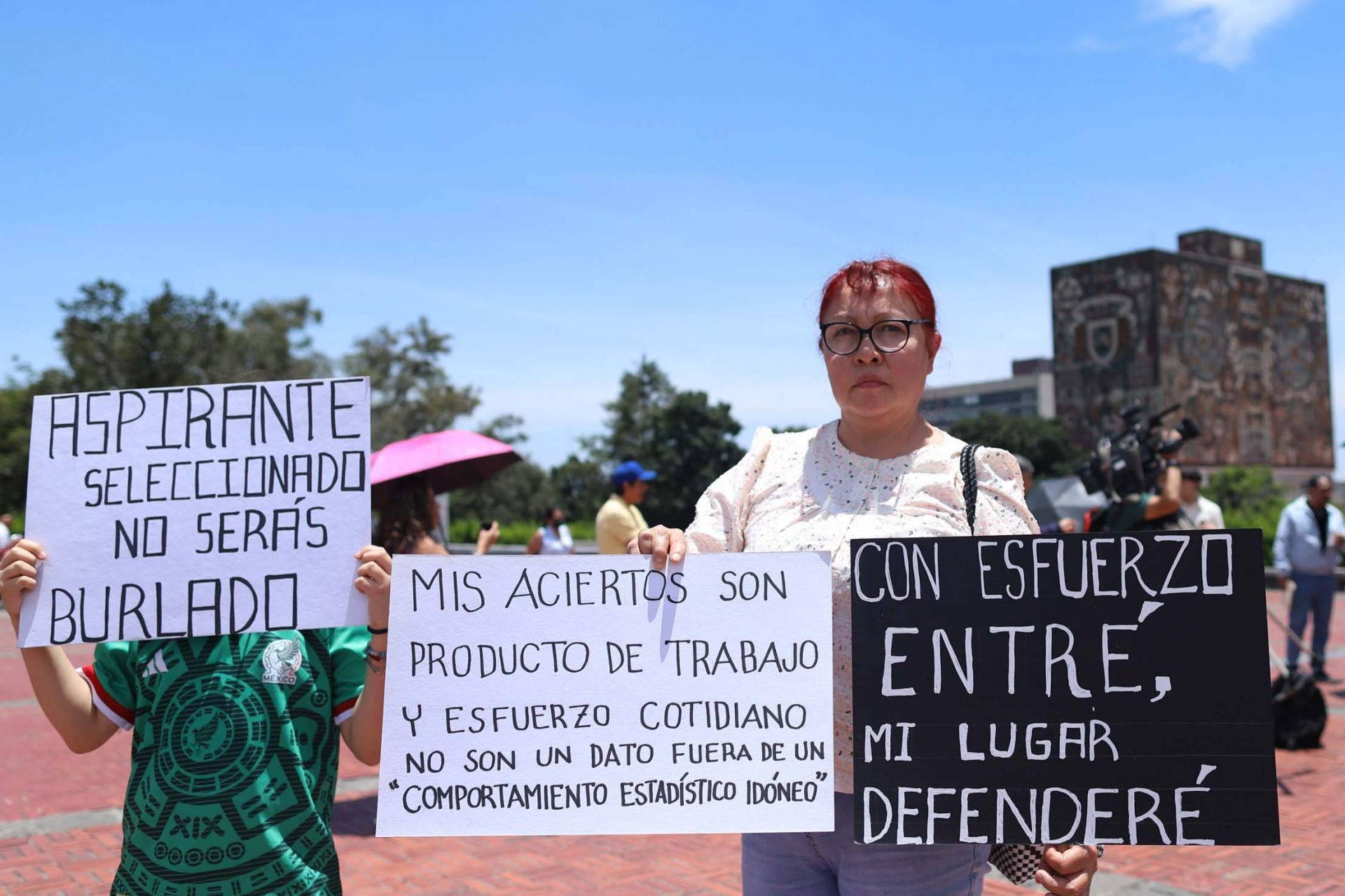 Al menos una veintena de jóvenes se manifestó al mediodía de este lunes frente a la Torre de Rectoría en rechazo al “examen de control” presencial de la UNAM.