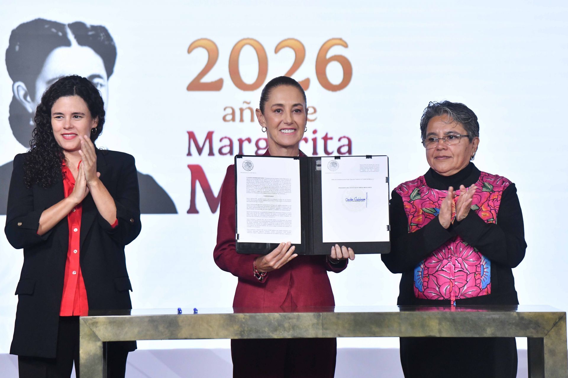 La presidenta Claudia Sheinbaum firmó, este martes un decreto presidencial en materia de transparencia.