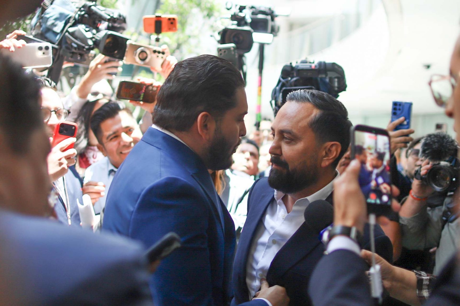 Este miércoles 12 de agosto, el priista Carlos Eduardo Gutiérrez y el morenista Arturo Ávila Anaya intercambiaron gritos, empujones e insultos en el patio del Senado de la República.