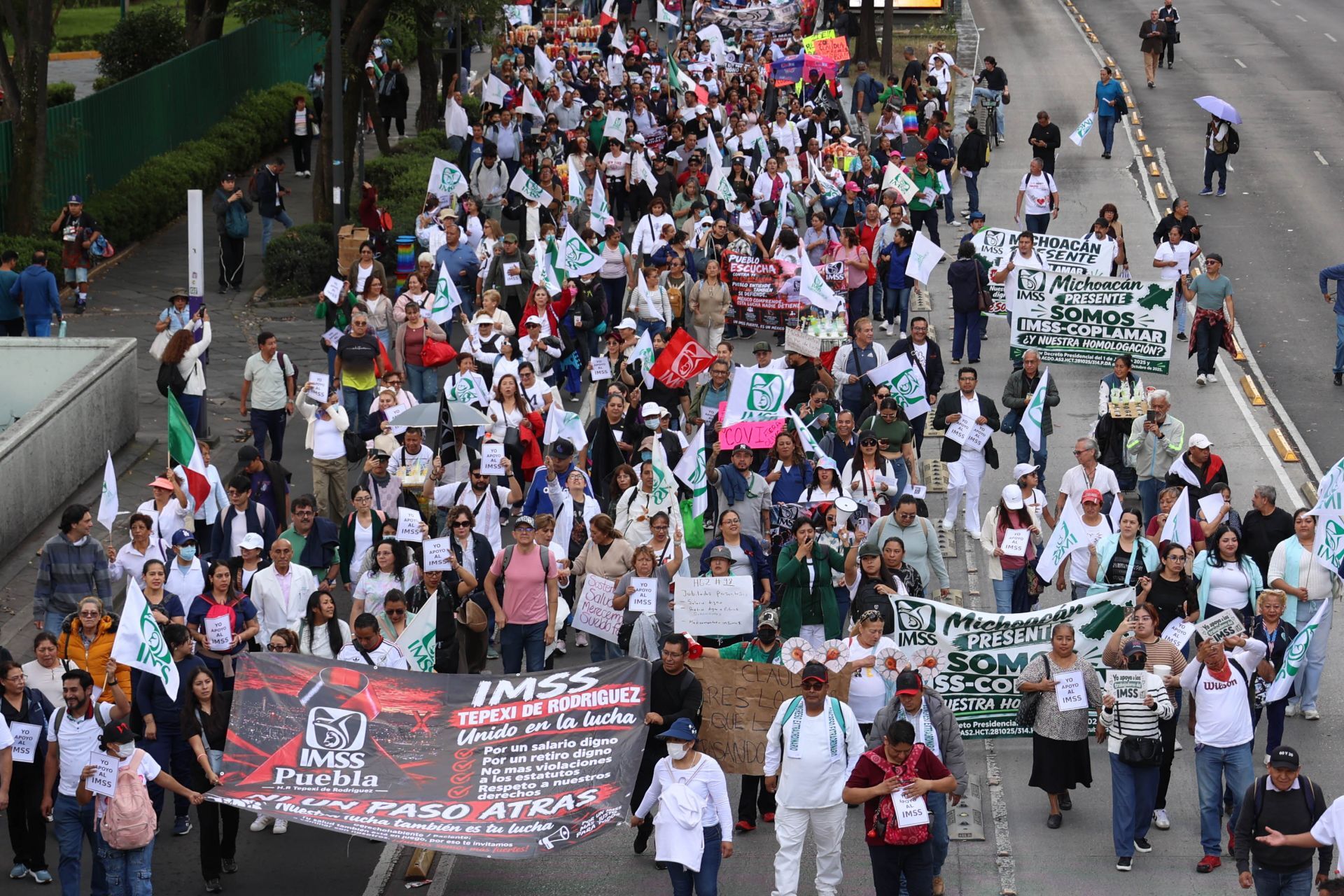 Los trabajadores del Instituto Mexicano del Seguro Social (IMSS) salieron de nuevo a las calles para exigir un aumento salarial de más del 8%.
