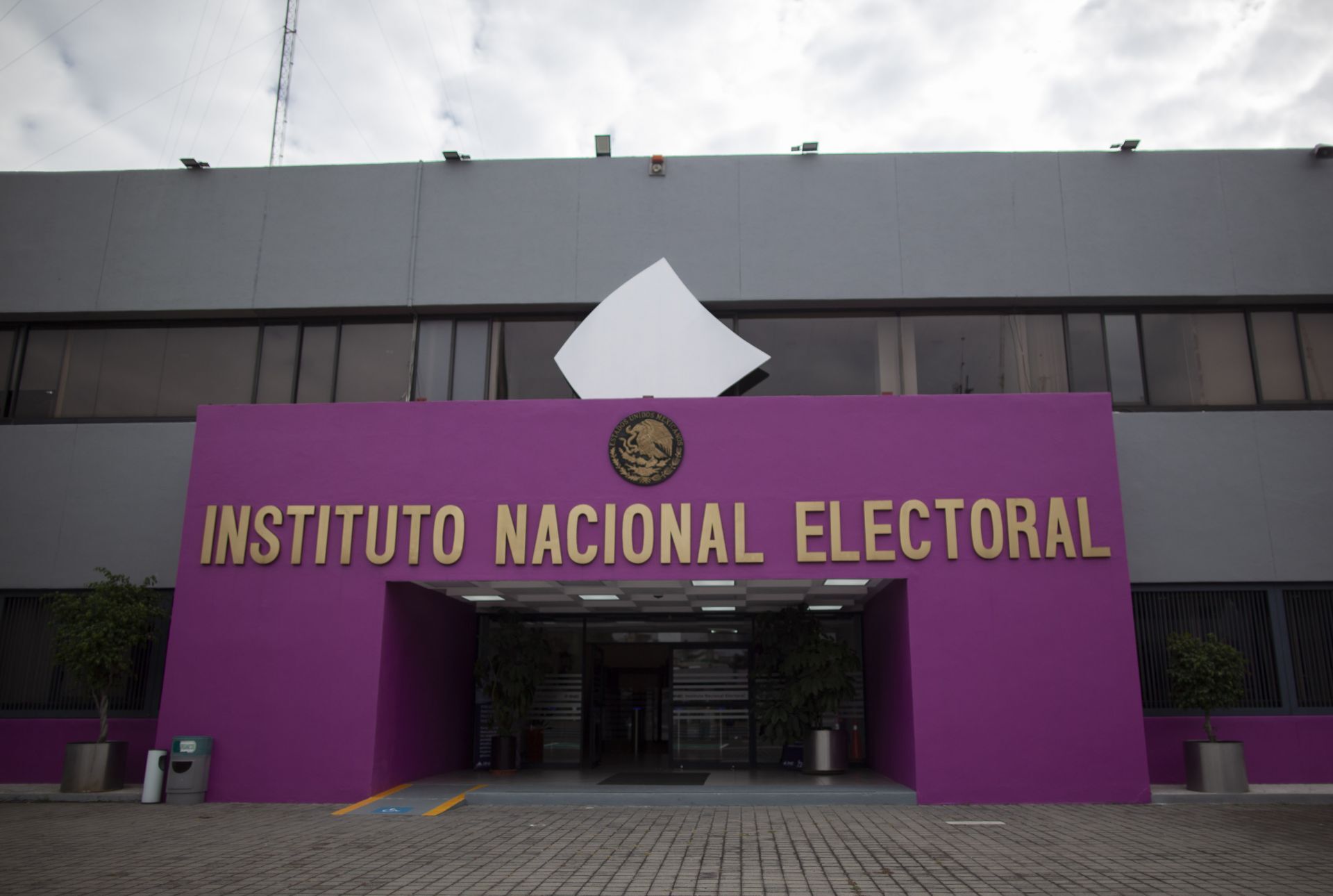 Víctor Hugo Carventes Contreras, titular del Órgano Interno de Control del Instituto Nacional Electoral (INE), informó que hay 18 expedientes abiertos correspondientes a investigaciones por presuntos actos de corrupción.